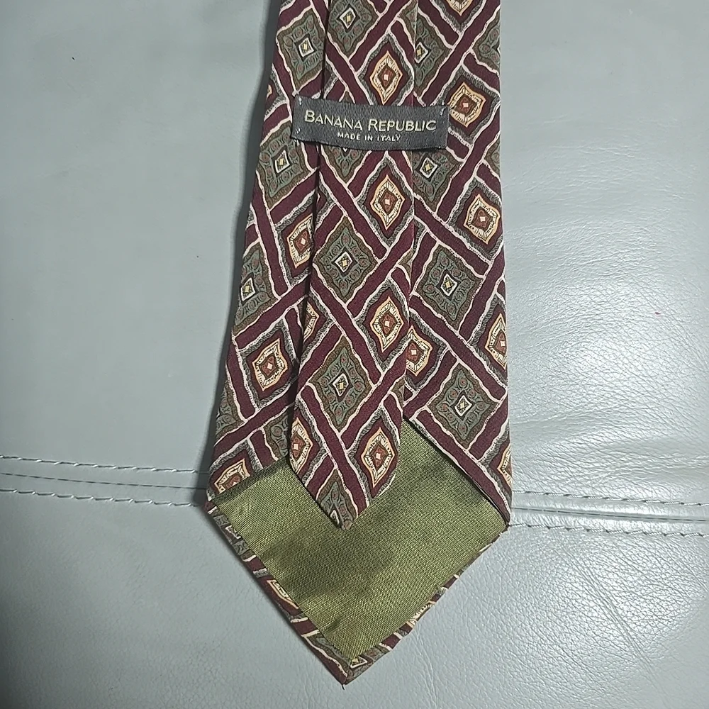 Banana Republic Diamond Pattern Tie Mens Necktie Burgundy and Olive‎